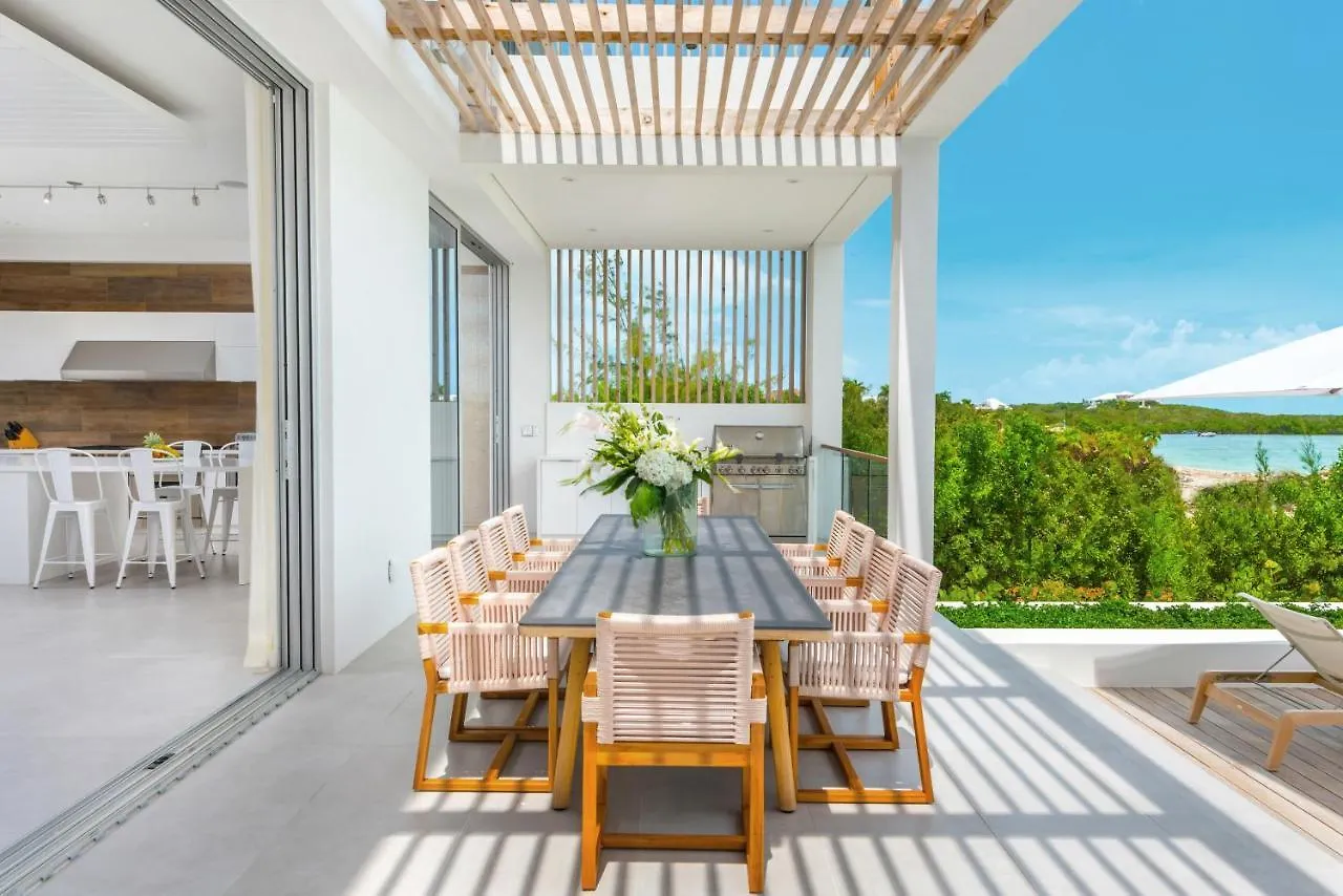 Beach Enclave Grace Bay 3*,